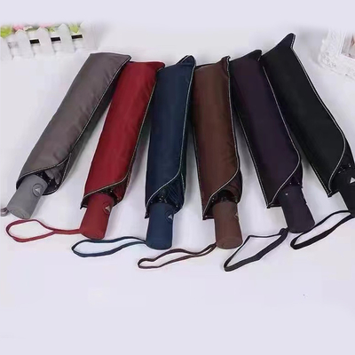 Um guarda-chuva triplo semi-automático aberto e fechado Design único Padrão triplo